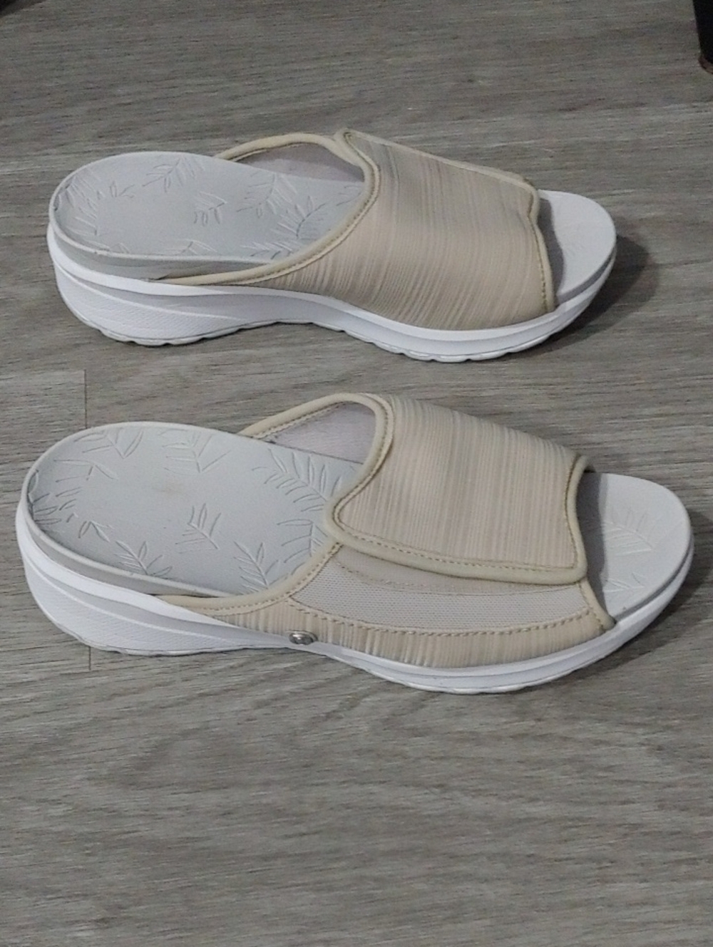 Bzees Size 8 Adjustable Sandles - Picture 2 of 4